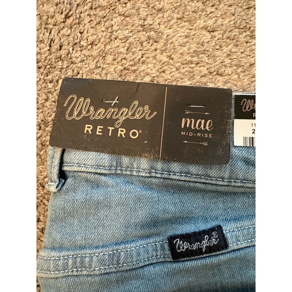 Wrangler Retro | Mae Denim Mid-Rise Shorts (Light Wash, 99% Cotton) - Picture 7 of 9